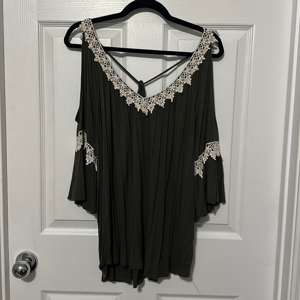 G Collection 2X Green / White Lace V-Neck Top